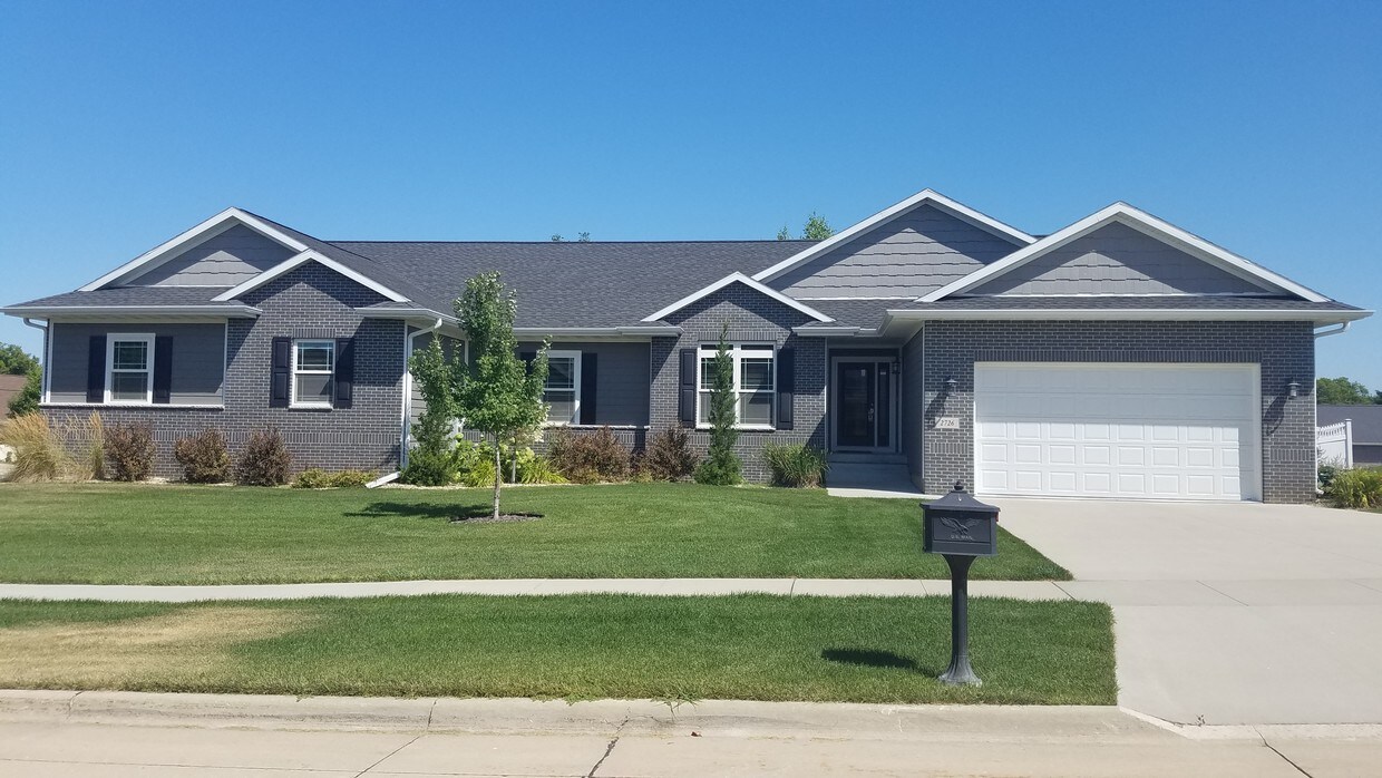2726 Northview Ln, Cedar Falls, IA 50613 House Rental in Cedar Falls