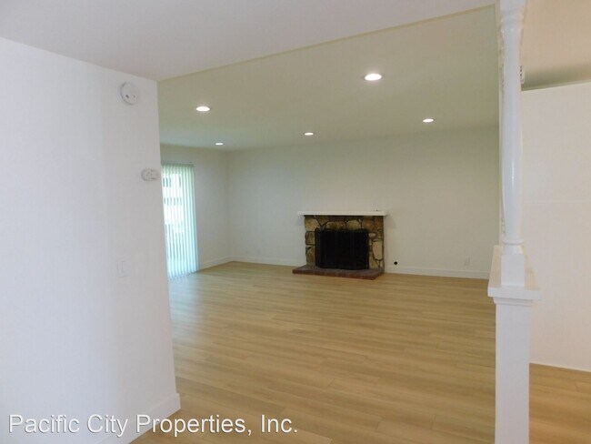 Foto del edificio - 4 br, 2.5 bath House - 17595 Santa Maria St.