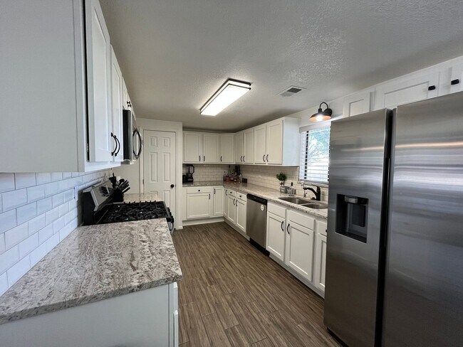 Building Photo - Modern 3 Bedroom 2 Bathroom Home In The NE!