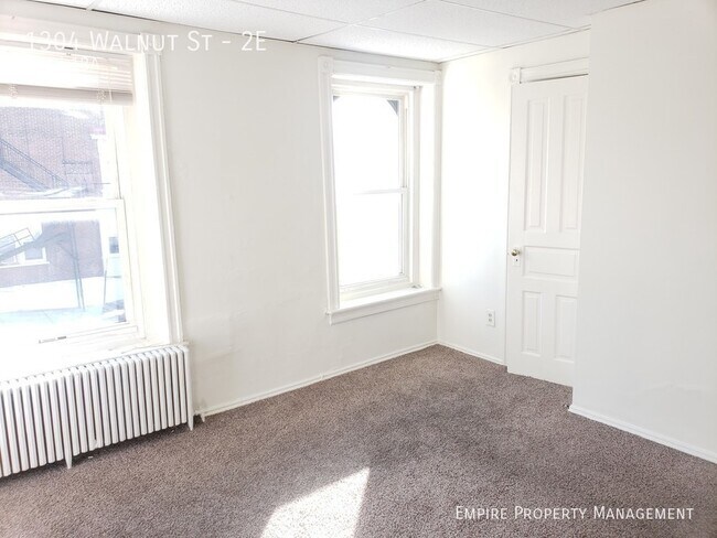 Building Photo - 2nd Floor: 1 Bedroom/ 1 Bathroom Apartment...