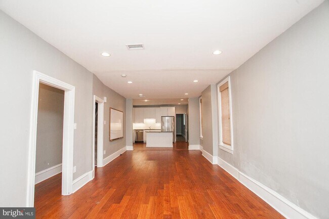 Building Photo - 235 Roxborough Ave