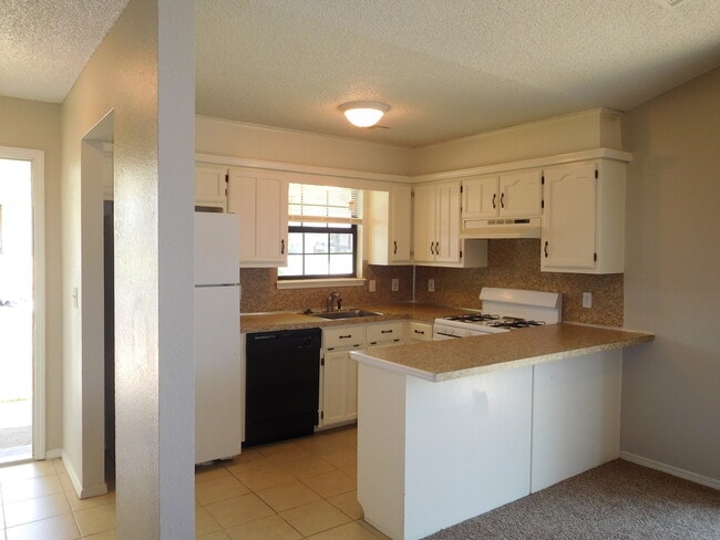 Building Photo - 5728 S Vancouver Ave