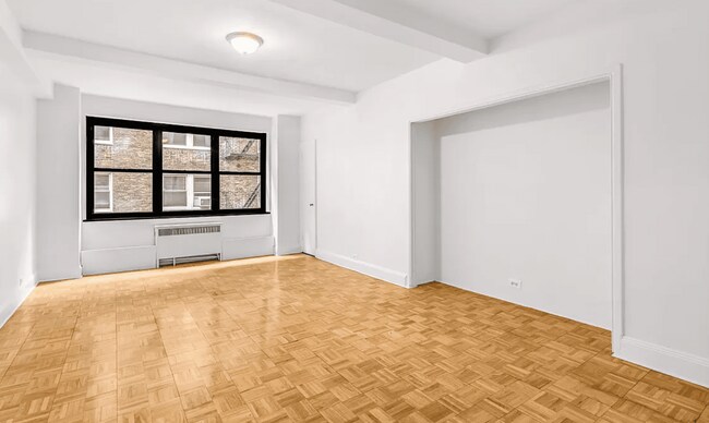 Building Photo - 307 E 44th St