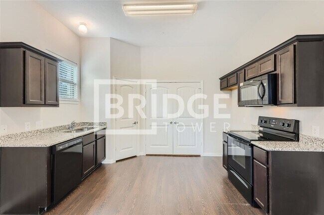 Foto del edificio - 1424 Lake Crest Lane