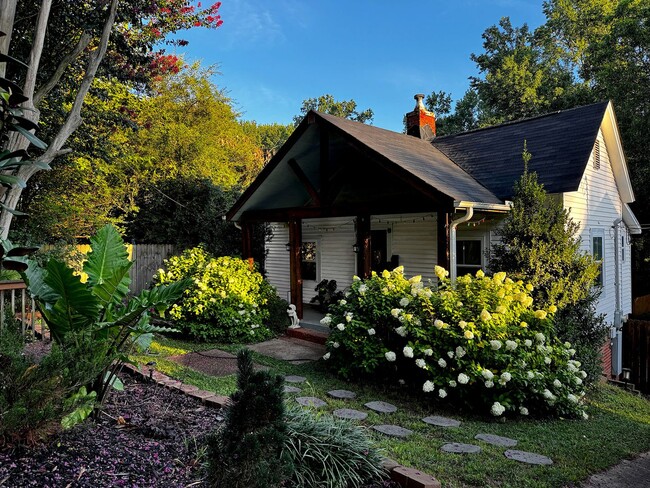 Building Photo - 2/2 Home for Rent Just 5 Minutes from Downtown Greenville!