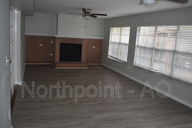 Building Photo - 1615 Louvre Dr