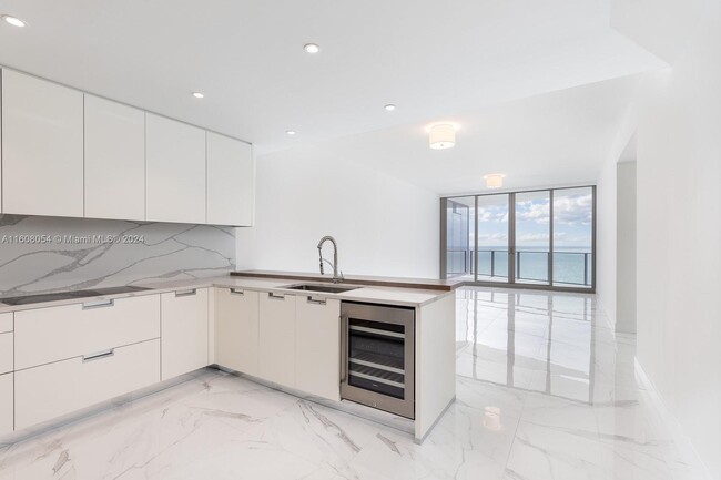 Foto del edificio - 15701 Collins Ave