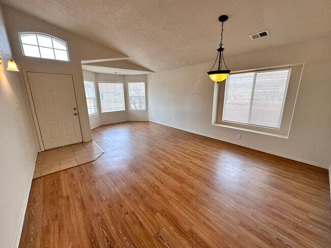 Foto del edificio - 4 Bedroom 2 Bathroom 2 Car Garage located ...