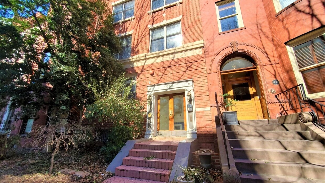 Primary Photo - Amazing Junior One Bedroom in the Heart of...