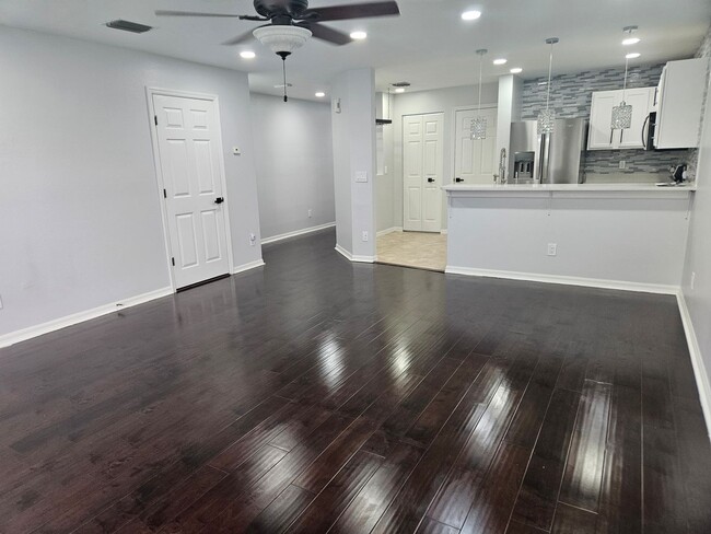 Building Photo - Stunning Fully Renovated Townhouse for ren...