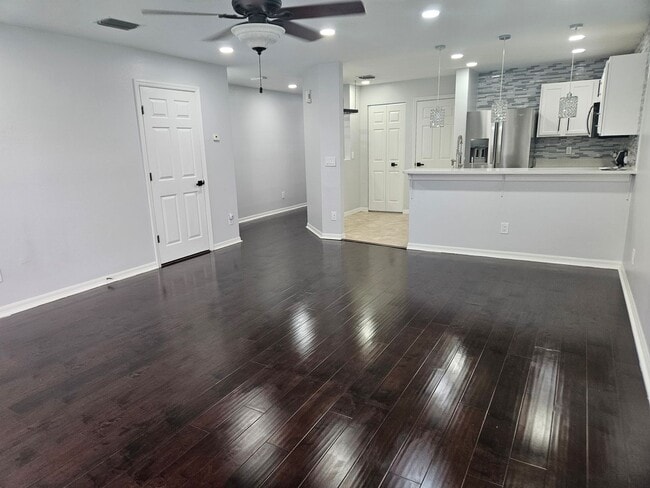 Building Photo - Stunning Fully Renovated Townhouse for rent in Land O' Lakes – Your Dream Home Awaits!