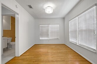 Building Photo - 905 Kern St