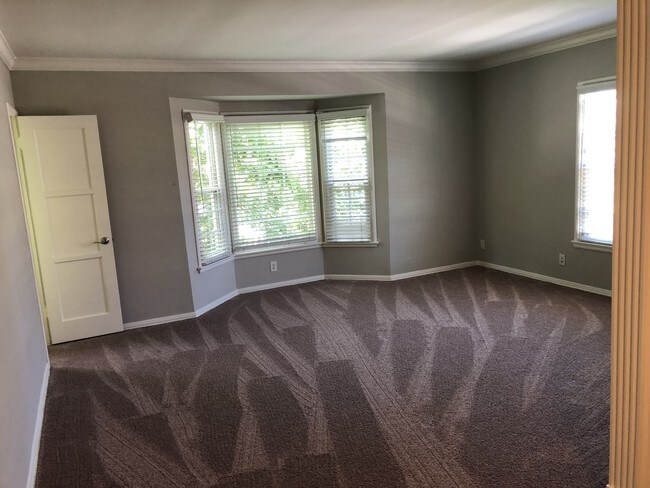 Living room - 312 N Kenwood St