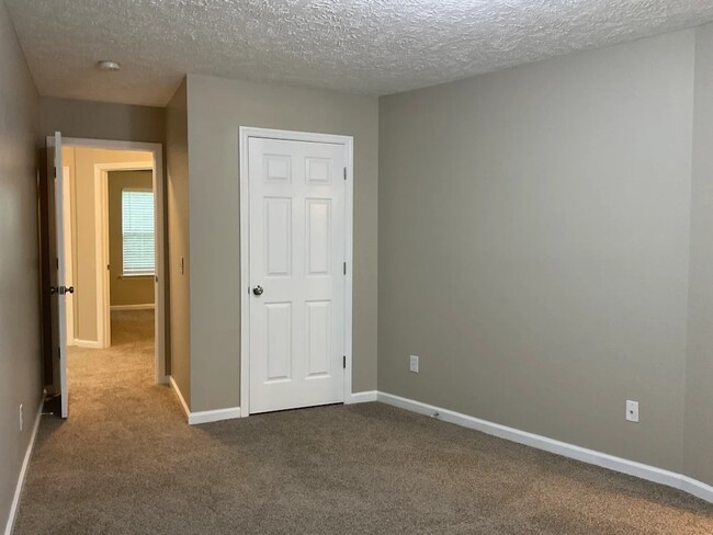 Foto del edificio - 7013 Calderwood Dr