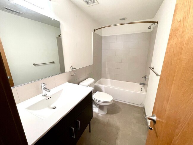 Interior Photo - 1322 W Broad St