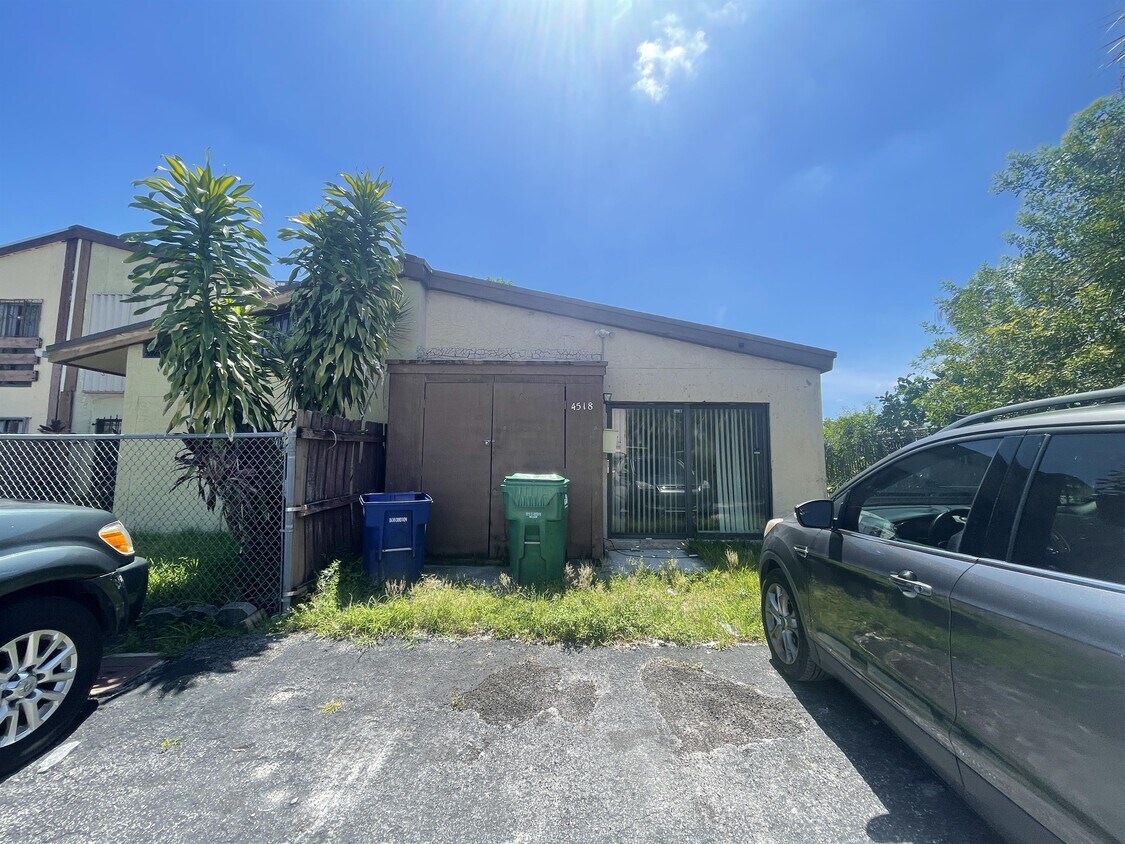 4518 NW 185th St, Miami Gardens, FL 33055 Townhome Rentals in Miami Gardens FL