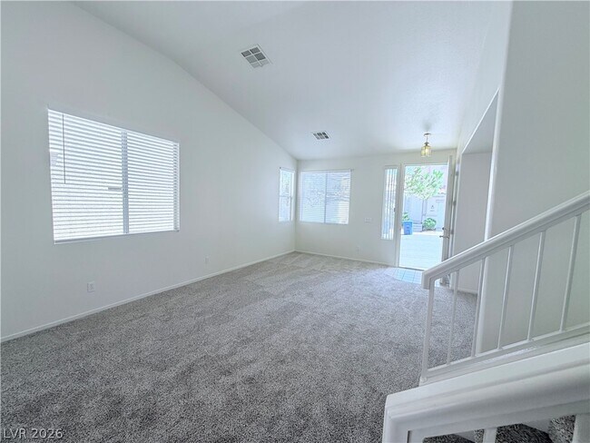 Foto del edificio - 10404 Sloping Hill Ave
