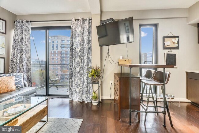 Foto del edificio - 1320 Fenwick Ln