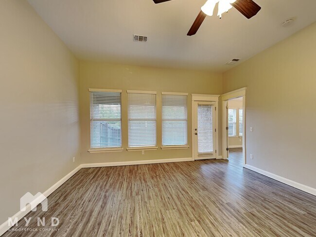 Foto del edificio - 1003 Merlin Dr