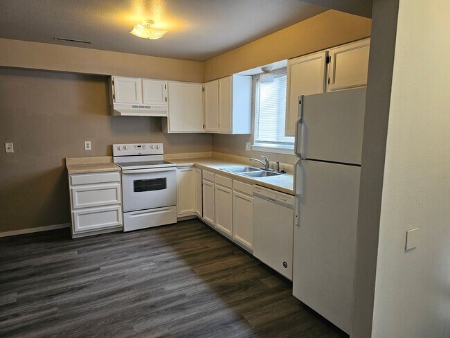 Foto del edificio - Great Fourplex LowerUnit!