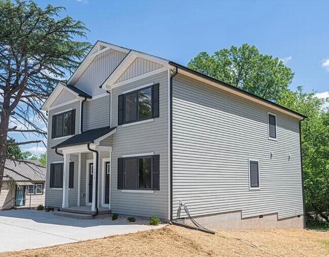 Foto del edificio - 1038 12th St NE