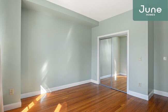 Foto del edificio - Queen room in 4-bed/1.0-bath Home