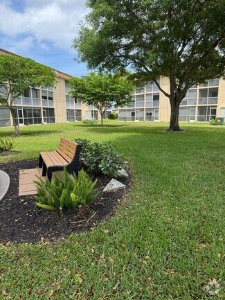 Building Photo - 700 Village Green Ct