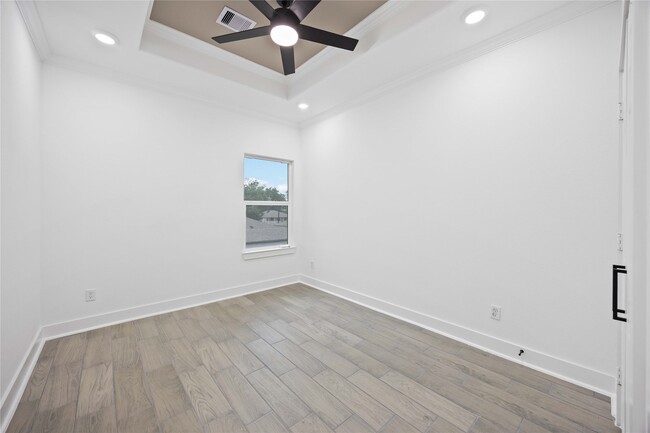 Building Photo - 6726 Paris St