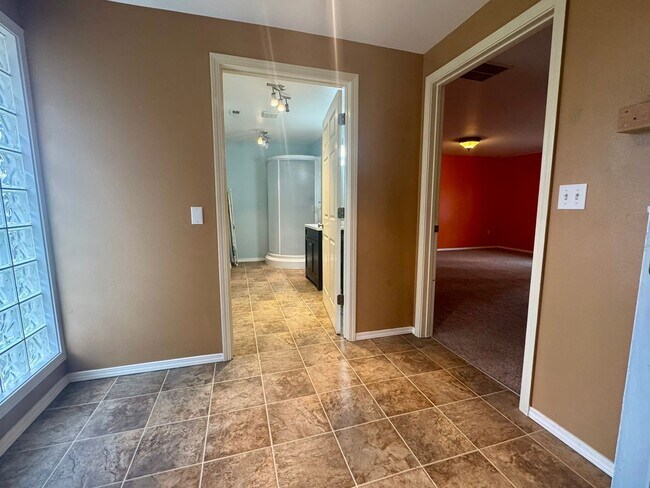 Building Photo - Charming 3-Bedroom Home in Lakewood with Spacious Yard & Modern Comforts