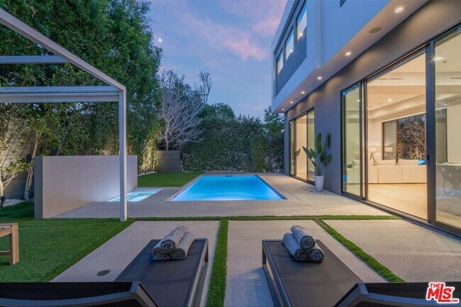 Foto del edificio - 429 N KINGS Rd