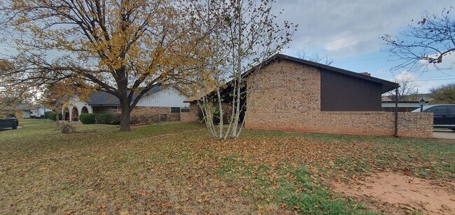 Foto del edificio - LOVELY 3 bedroom 2 bath home COMING SOON!