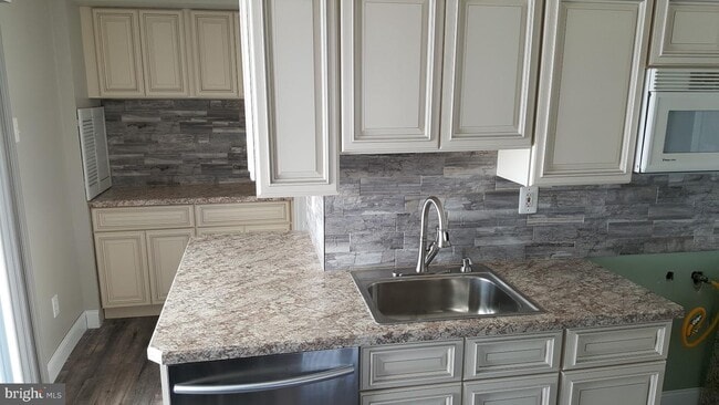 Building Photo - 209 Trenton Rd