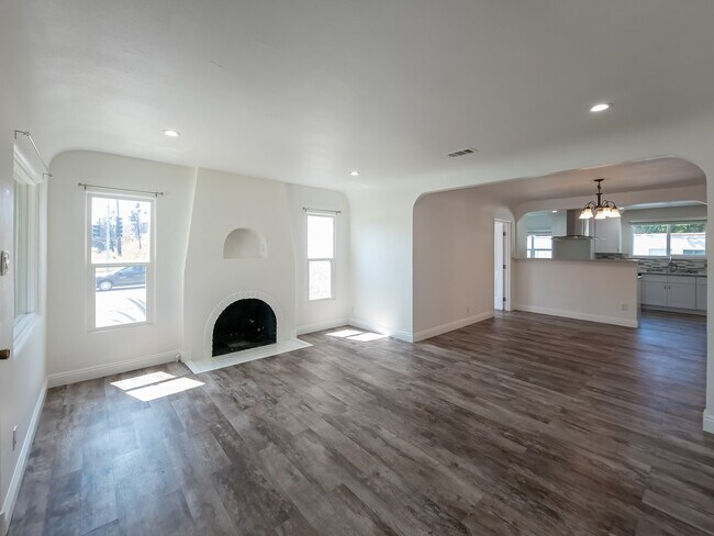 Building Photo - 723 W Doran St