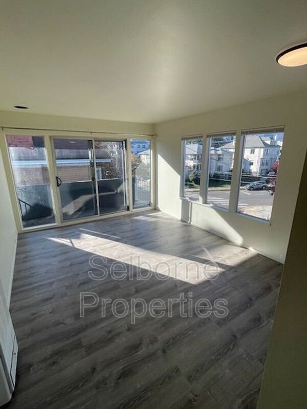 Foto del edificio - 356 Jayne Ave