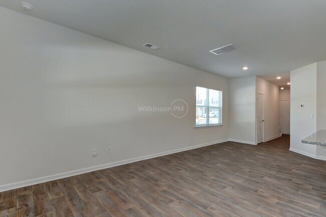 Building Photo - Charming 2-story 3BD/2.5BTH corner unit to...
