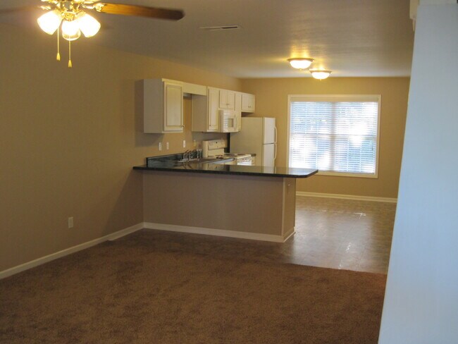 Sala de estar/cocina - 121B Heatherbrook Ct