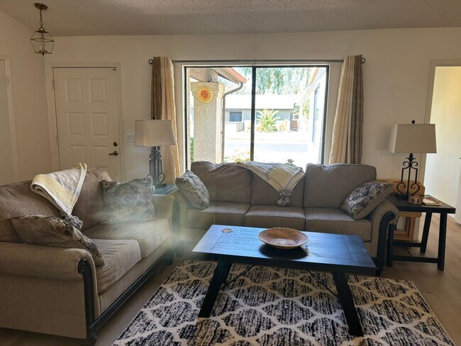 Foto del edificio - Lovely 3 bedroom 2 bath home in the grass in Leisure World a 45+ Active Adult Resort Community. M...