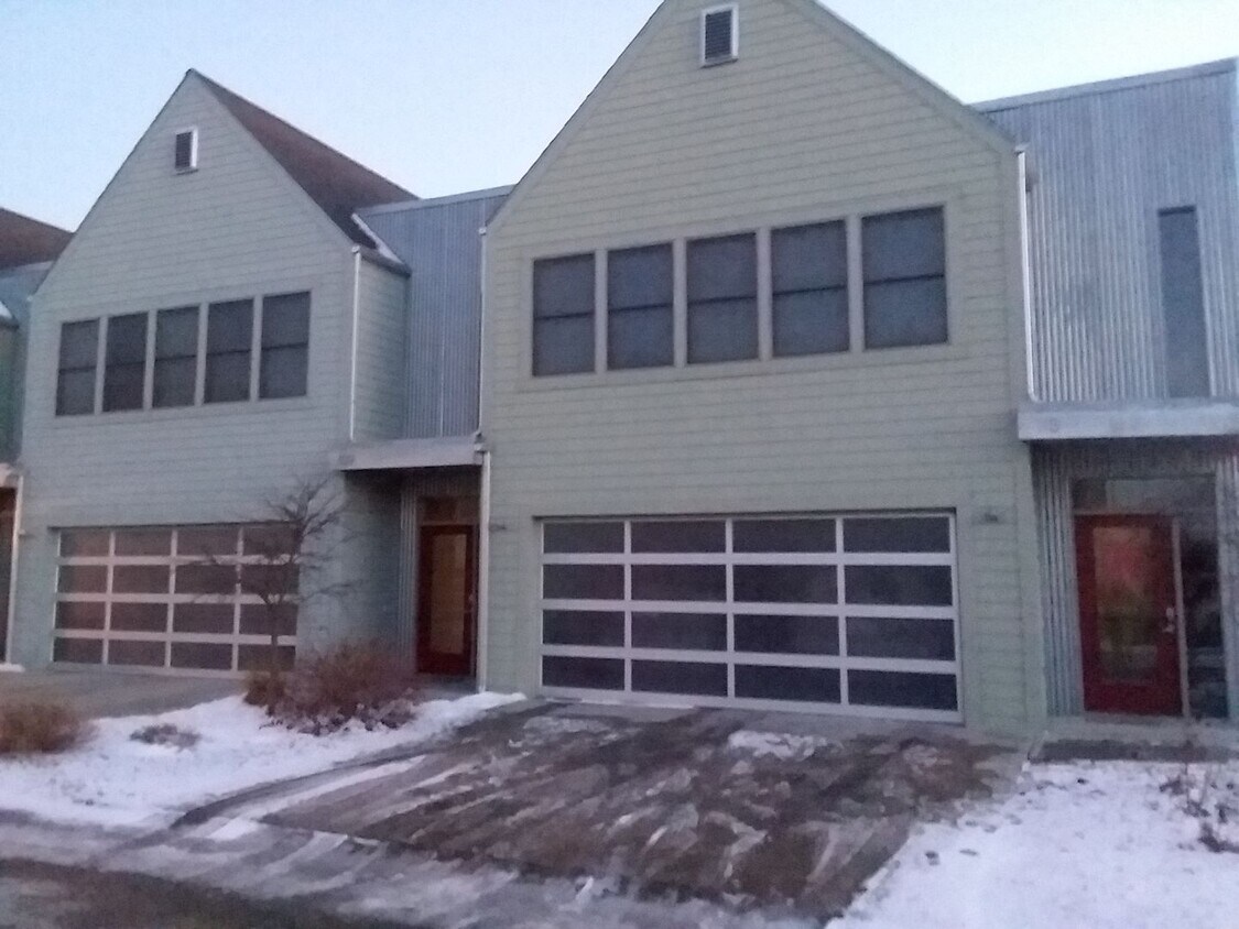 Foto del edificio - Two-Story Townhome Available in July 2024