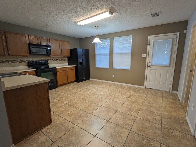 Foto del edificio - 16424 Red River Ln