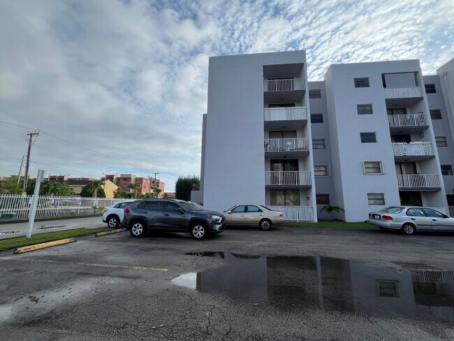 Foto del edificio - 8145 NW 7th St