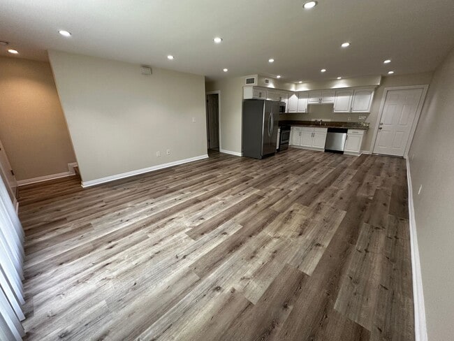 Building Photo - 2 Bedroom 1.5 Bath Townhome