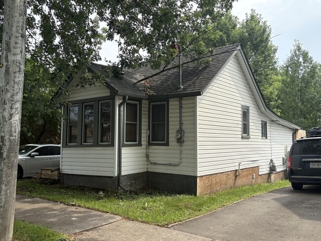 Building Photo - 109 Algonquin Ave S