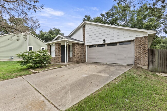 Building Photo - 2208 Lobo Dr