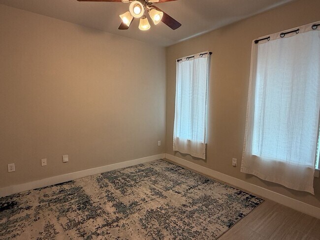 Building Photo - 641 Middle St