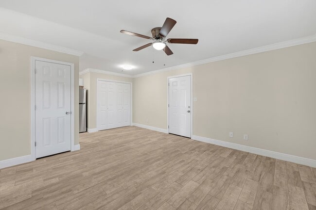 Building Photo - Discover Your Dream Apartment: Renovated 3-Bedroom, 2-Bath Apartment