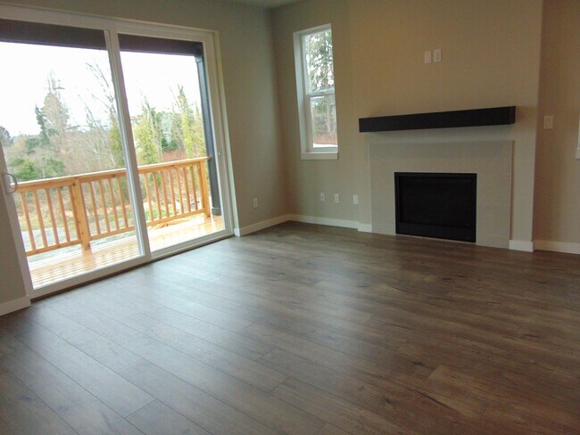 Building Photo - Beautiful 4 Bedroom Contemporary Luxury Ho...
