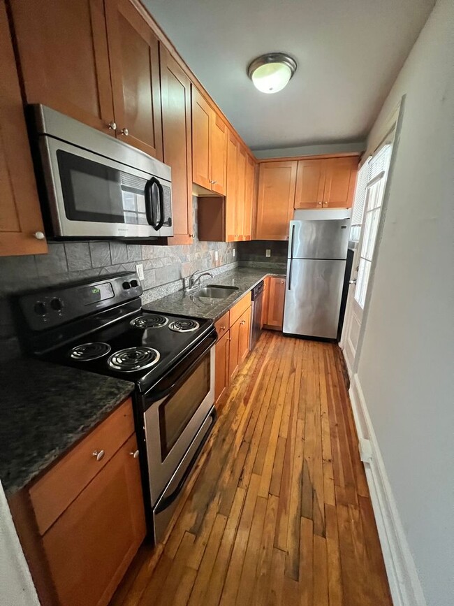 Interior Photo - 1123-25-27 West Grace Street