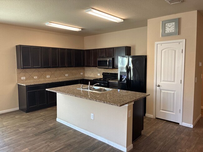 Foto del edificio - **Move-In Bonus! $500 Amazon Gift Card with 12-Month Lease at Current Rent**