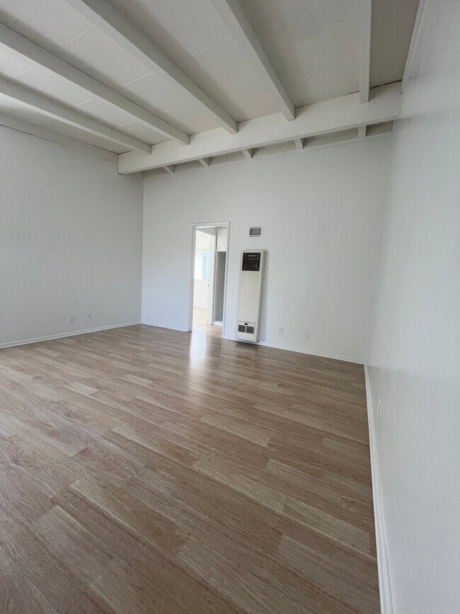 Foto del edificio - 1102 W Broadway