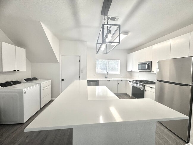 Building Photo - Remodeled 6 Bedroom in North Campus off Sp...